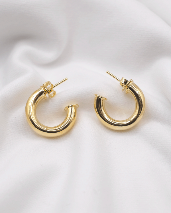 ARRACADA TUBULAR MINI  2.1 CM  ORO LAMIMNADO 18KT