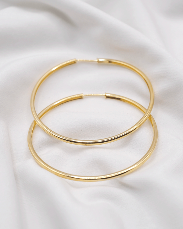 ARRACADA TUBULAR LISA 5.3 CM  ORO LAMINADO  18KT