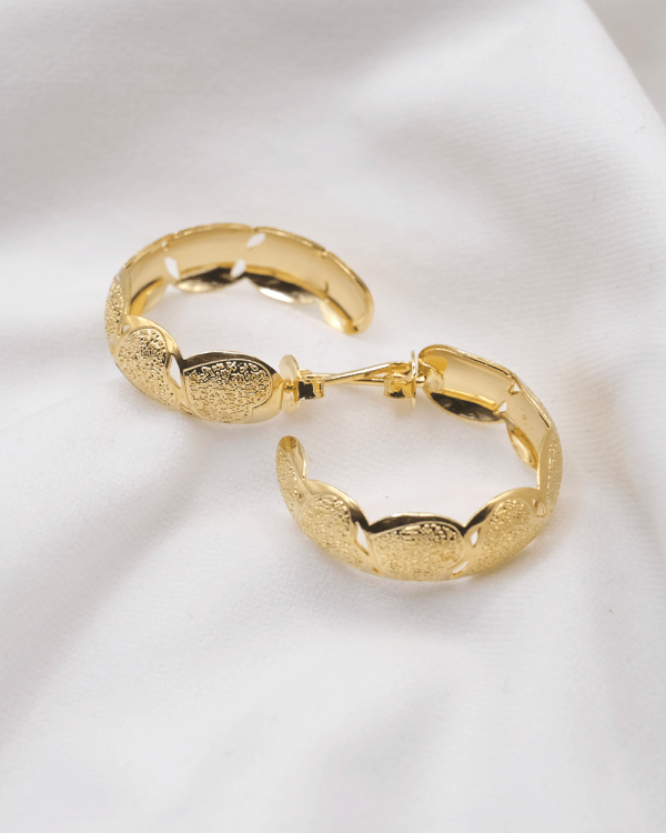 ARRACADA ONDULADA ESMERILADA 2.6 CM ORO LAMINADO 18KT