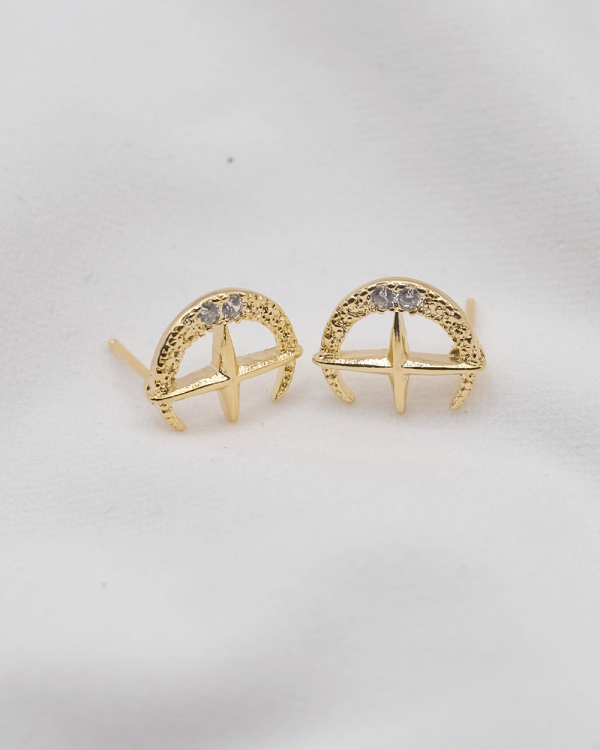 ARETE MEDIA LUNA CON ESTRELLA EN MEDIO ORO LAMINADO 18KT