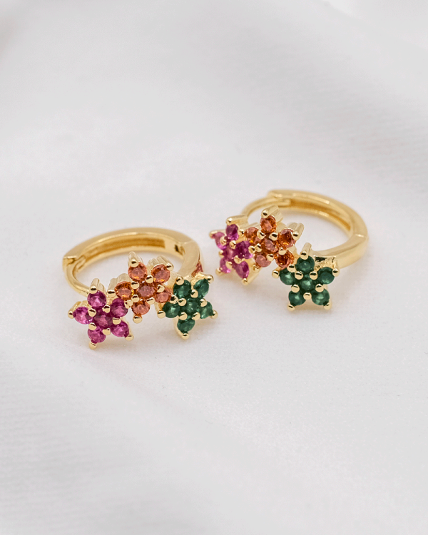 HUGUIES CON TRES FLORES DE COLORES ORO LAMINADO 18KT