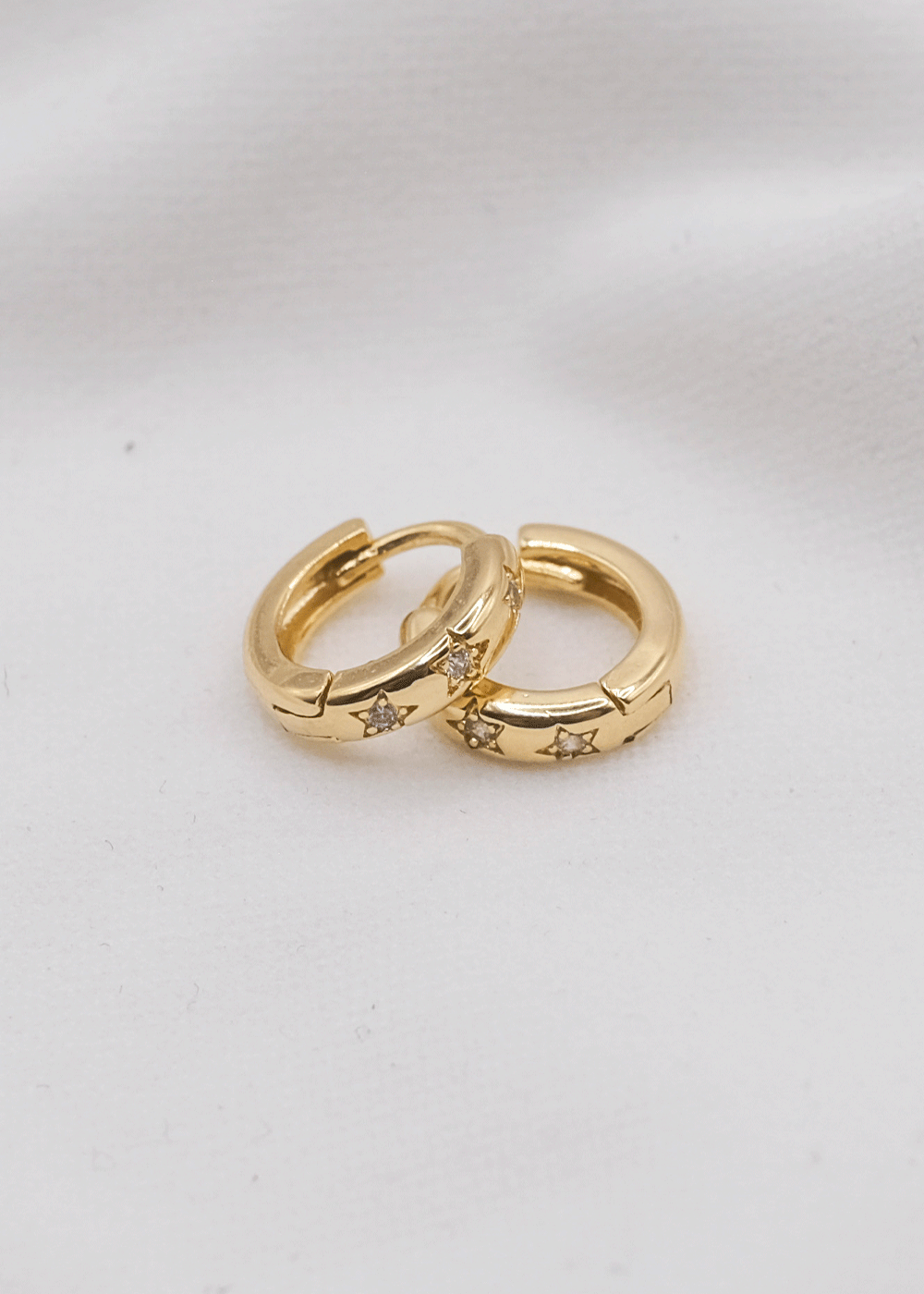 HUGUIES LISO CON ZIRCONIA ESTRELLA ORO LAMINADO 18KT